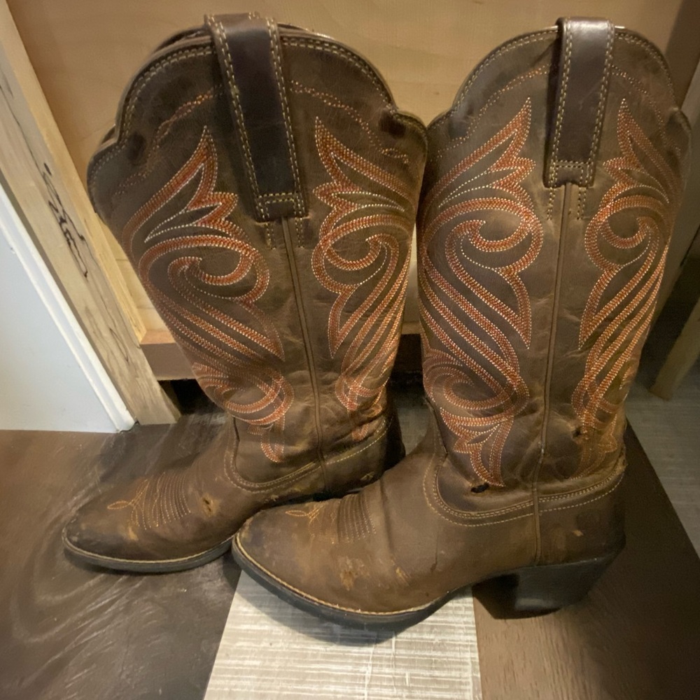 Women’s Western Ariat Boots. 8B